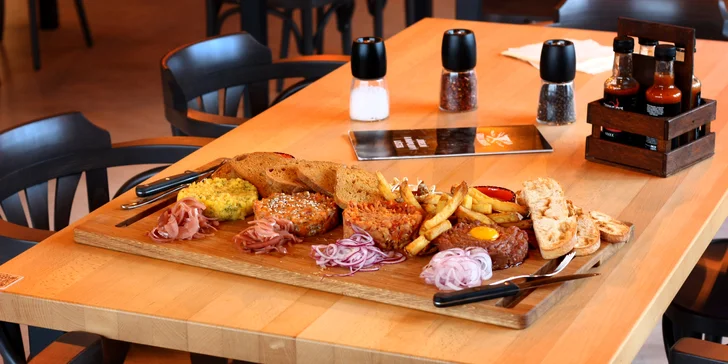 Hostina pro partu: prkno s 8 mini burgery, celou krůtou nebo 4 druhy tataráku a přílohy