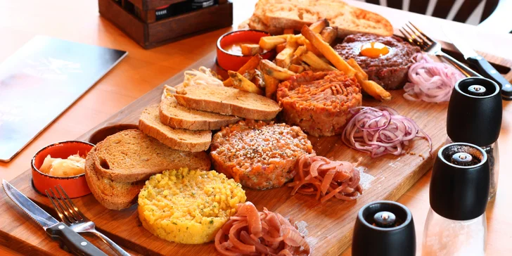 Hostina pro partu: prkno s 8 mini burgery, celou krůtou nebo 4 druhy tataráku a přílohy