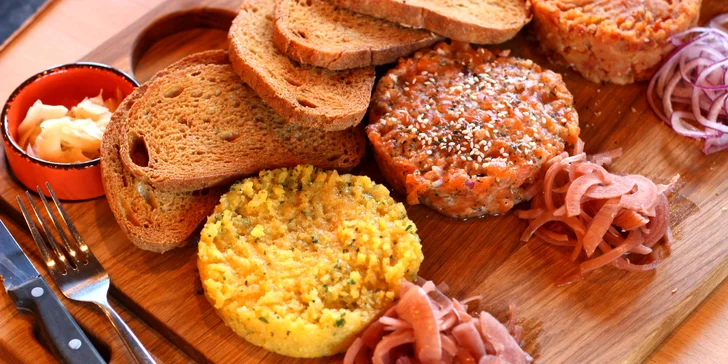 Hostina pro partu: prkno s 8 mini burgery, celou krůtou nebo 4 druhy tataráku a přílohy
