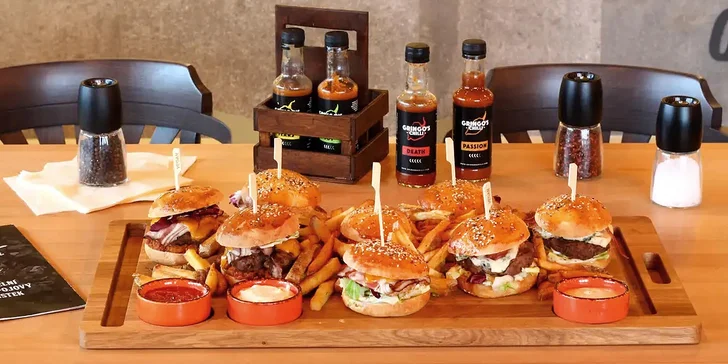 Hostina pro partu: prkno s 8 mini burgery, celou krůtou nebo 4 druhy tataráku a přílohy