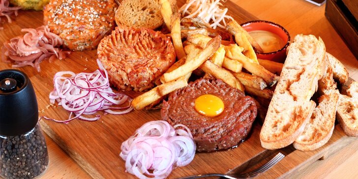 Hostina pro partu: prkno s 8 mini burgery, celou krůtou nebo 4 druhy tataráku a přílohy