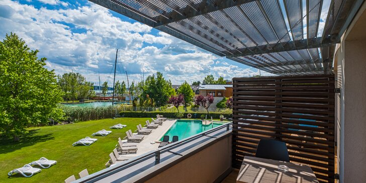 Moderní hotel na břehu Balatonu: polopenze, neomezený wellness i bazény