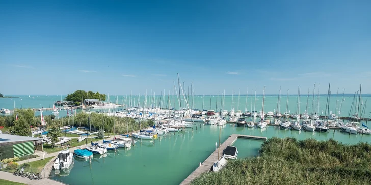 Moderní hotel na břehu Balatonu: polopenze, neomezený wellness i venkovní bazény