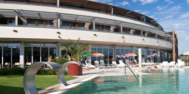Moderní hotel na břehu Balatonu: polopenze, neomezený wellness i venkovní bazény