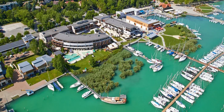 Moderní hotel na břehu Balatonu: polopenze, neomezený wellness i venkovní bazény