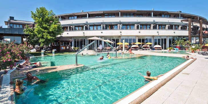 Moderní hotel na břehu Balatonu: polopenze, neomezený wellness i bazény