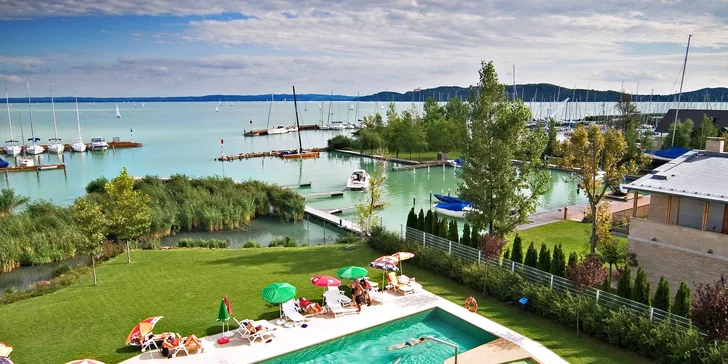Moderní hotel na břehu Balatonu: polopenze, neomezený wellness i venkovní bazény