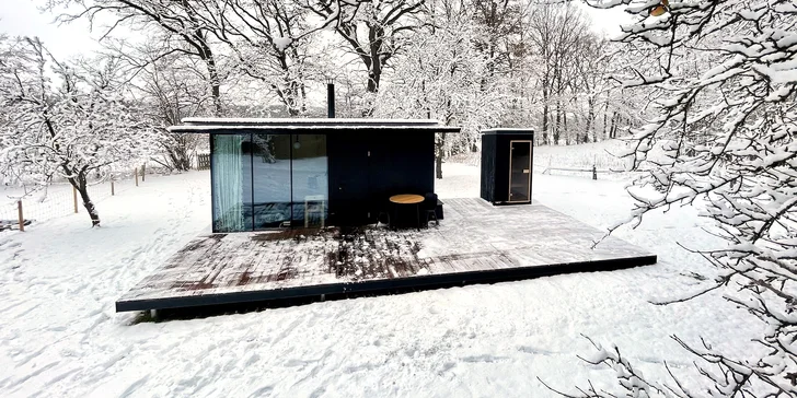 Minimalistický tiny house uprostred prírody: súkromná sauna aj grilovací stôl