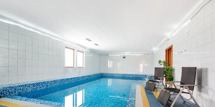 Čtyřchodové menu pro dva s lahví vína a 60 minut v privátním wellness
