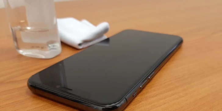 Čištění a dezinfekce iPhone: dezinfekce UV lampou i softwarová diagnostika