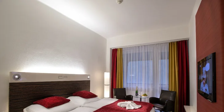 Výhled z pokoje směřuje do lesů či na řeku Teplou, která kolem hotelu protéká.