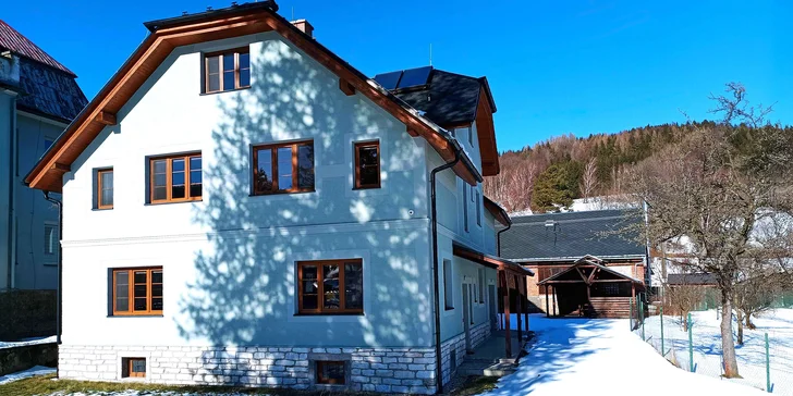 Dovolenka v Jeseníkoch pre celú rodinu: vybavený apartmán a neobmedzený wellness, pri lyžiarskom svahu