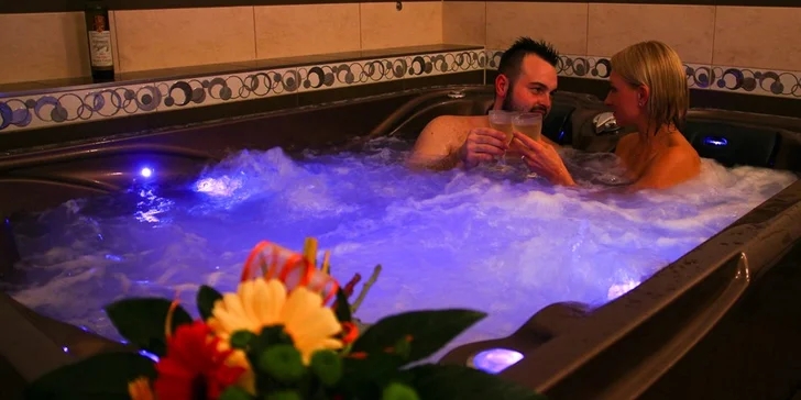 Čas jen pro vás: 50 minut v privátní vířivce a litr vína pro dva