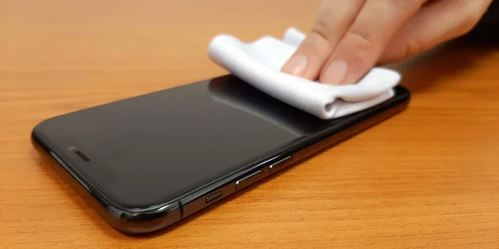 Čištění a dezinfekce iPhone: dezinfekce UV lampou i softwarová diagnostika