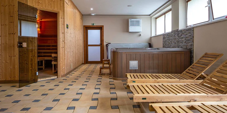 2 hodiny privátního odpočinku pro pár: vířivka, sauna, ovoce, sekt i masáž