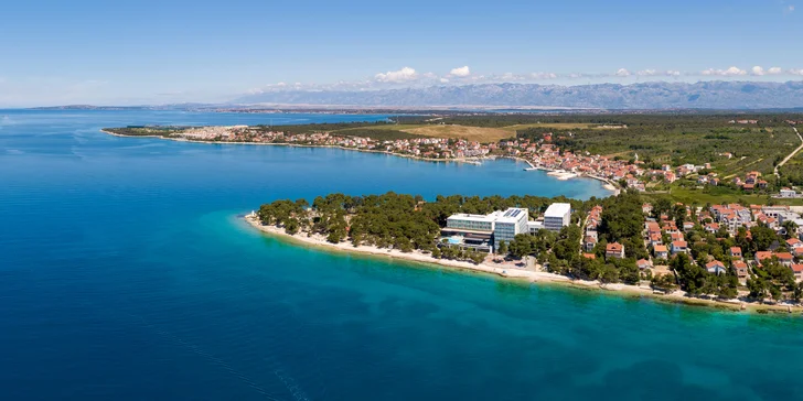 Chorvatské letovisko Petrčane: 4* hotel 50 metrů od pláže, s bazény a polopenzí