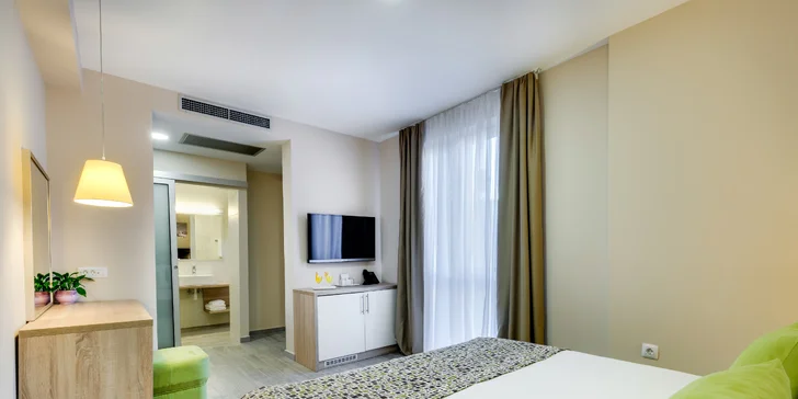 Chorvatské letovisko Petrčane: 4* hotel 50 metrů od pláže, s bazény a polopenzí