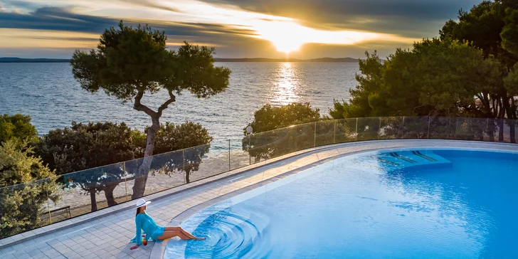 Chorvatské letovisko Petrčane: 4* hotel 50 metrů od pláže, s bazény a polopenzí