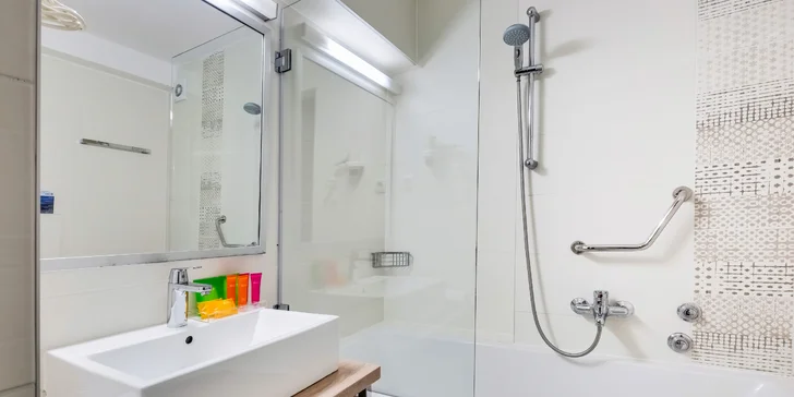Chorvatské letovisko Petrčane: 4* hotel 50 metrů od pláže, s bazény a polopenzí