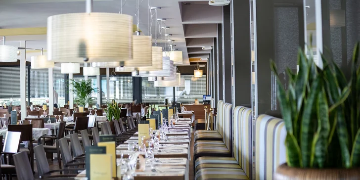 Chorvatské letovisko Petrčane: 4* hotel 50 metrů od pláže, s bazény a polopenzí