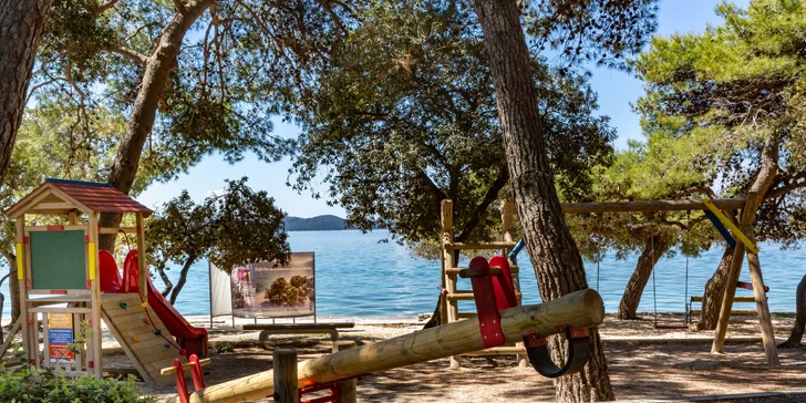 Chorvatské letovisko Petrčane: 4* hotel 50 metrů od pláže, s bazény a polopenzí