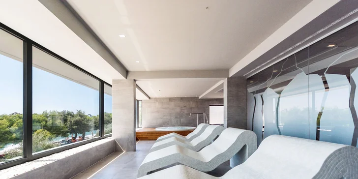 Chorvatské letovisko Petrčane: 4* hotel 50 metrů od pláže, s bazény a polopenzí
