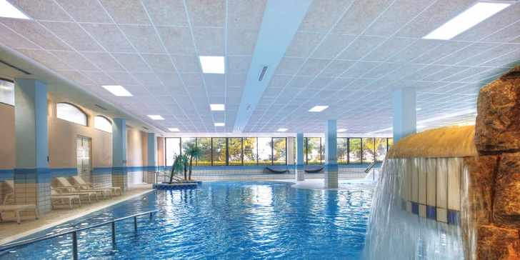 Chorvatské letovisko Petrčane: 4* hotel 50 metrů od pláže, s bazény a polopenzí