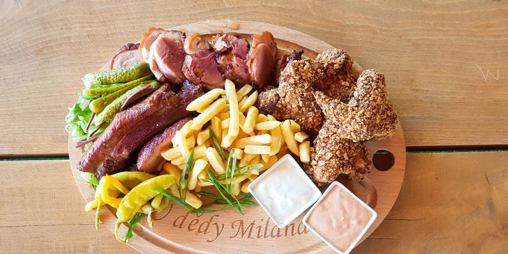 Pořádná masová hostina: Prkno s kolenem, žebry a křídly nebo 1,2 kg šunkového selátka