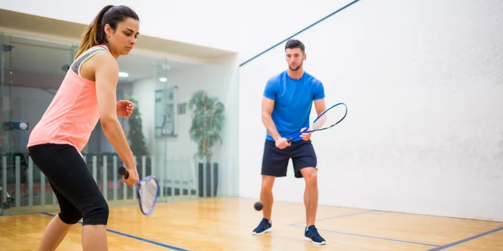 Hodina squashe nebo S-badmintonu pro neomezený počet hráčů, 1-5 vstupů