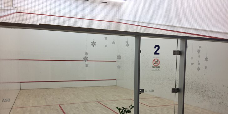 Hodina squashe nebo S-badmintonu pro neomezený počet hráčů, 1-5 vstupů