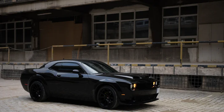 Zkroťte 900 koní pod kapotou: až 2 hodiny jízdy v nadupaném Dodge Challenger a Chevrolet Camaro SS