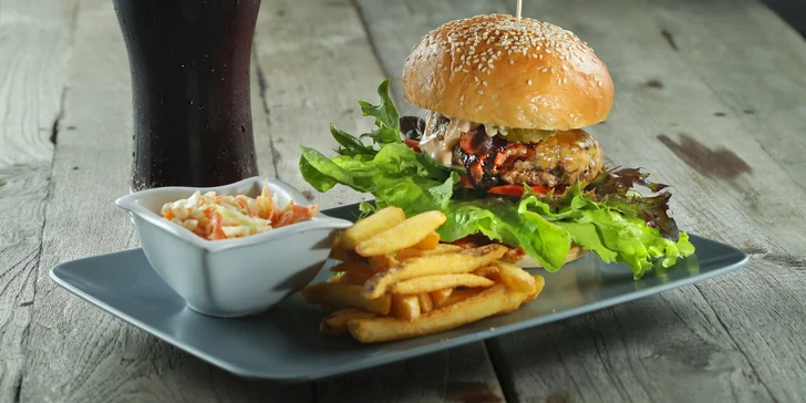 1 či 2 burger menu s hranolky, coleslawem a limonádou: odnos s sebou i rozvoz po Hrádku a okolí 15 km
