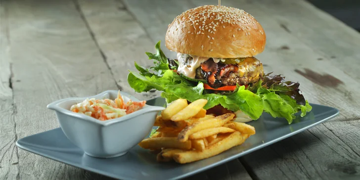 1 či 2 burger menu s hranolky, coleslawem a limonádou: odnos s sebou i rozvoz po Hrádku a okolí 15 km