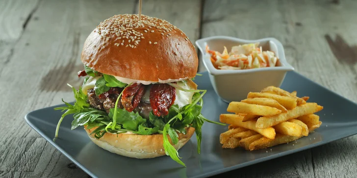 1 či 2 burger menu s hranolky, coleslawem a limonádou: odnos s sebou i rozvoz po Hrádku a okolí 15 km