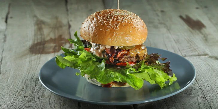1 či 2 burger menu s hranolky, coleslawem a limonádou: odnos s sebou i rozvoz po Hrádku a okolí 15 km