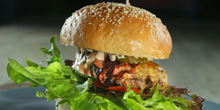 1 či 2 burger menu s hranolky, coleslawem a limonádou: odnos s sebou i rozvoz po Hrádku a okolí 15 km
