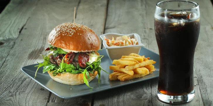 1 či 2 burger menu s hranolky, coleslawem a limonádou: odnos s sebou i rozvoz po Hrádku a okolí 15 km