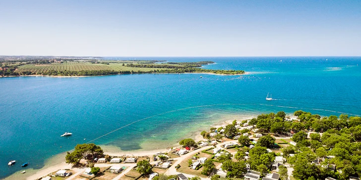 Resort na Istrii: krásné mobilní domky až pro 5 osob, klasické i nudistické pláže a bazén