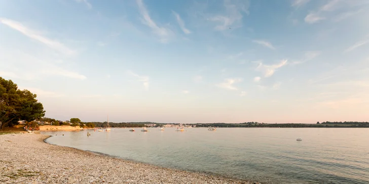 Resort na Istrii: krásné mobilní domky až pro 5 osob, klasické i nudistické pláže a bazén