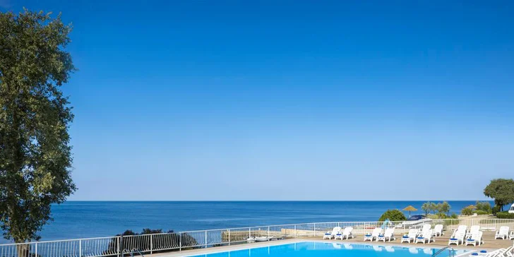 Resort na Istrii: krásné mobilní domky až pro 5 osob, klasické i nudistické pláže a bazén