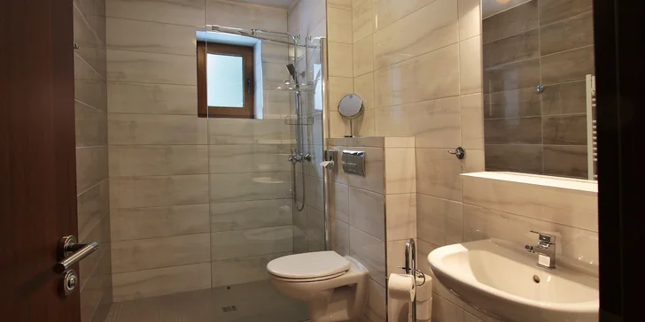 Dokonalé súkromie poskytuje vlastná kúpeľňa so sprchovým kútom a toaletou (na fotke apartmán 4). 