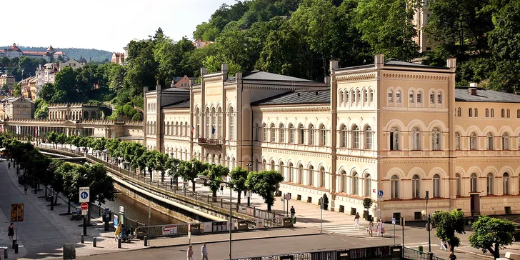 4* relax ve Varech: hotel u Mlýnské kolonády, jídlo a neomezený wellness