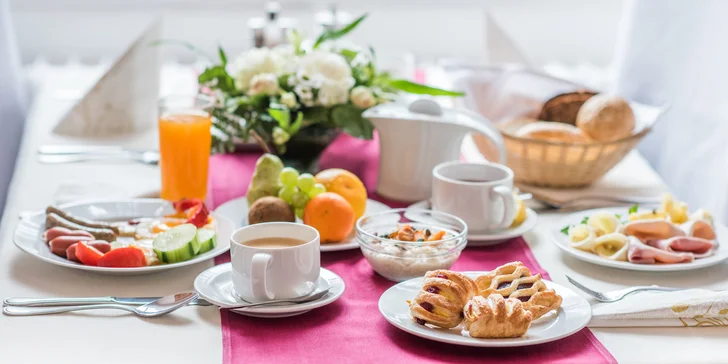4* relax ve Varech: hotel u Mlýnské kolonády, jídlo a neomezený wellness