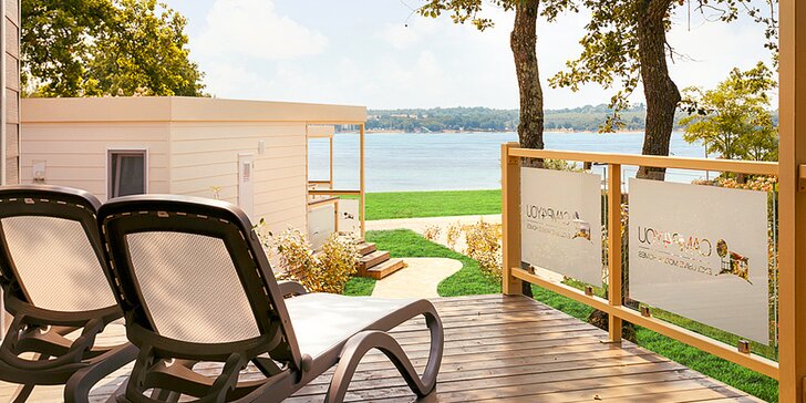 Resort na Istrii: krásné mobilní domky až pro 5 osob, klasické i nudistické pláže a bazén
