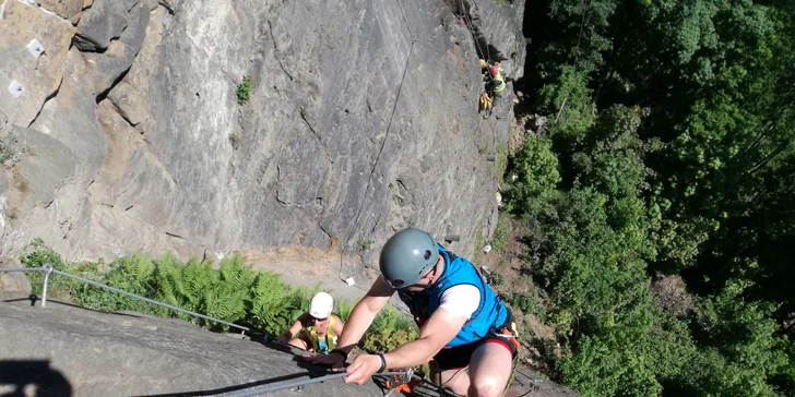 Via Ferrata: Lezení po Pastýřské stěně v Děčíně s nanukem na vrcholu