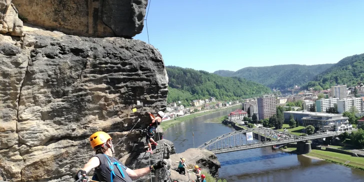 Via Ferrata: Lezení po Pastýřské stěně v Děčíně s nanukem na vrcholu