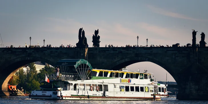 Velikonoce na Vltavě: vyhlídková plavba s živou hudbou a 4chodové menu