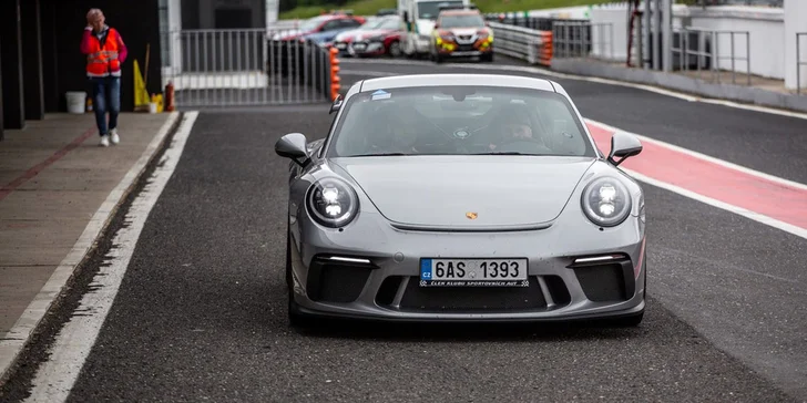 Spolujezdcem v Porsche GT3 na velkém okruhu v Mostě: 1–4 superrychlá kola vedle závodního řidiče