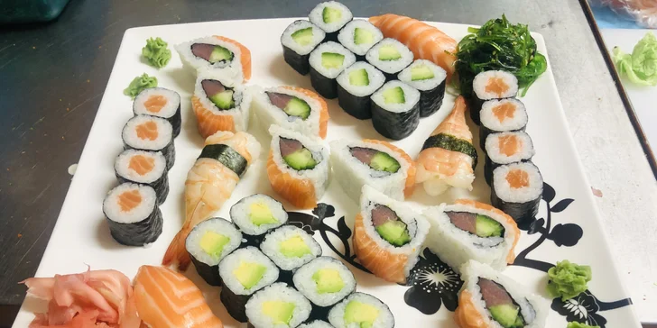 Asijská hostina: 24–42 ks sushi s lososem i krabem a krevetami či vegetariánský set