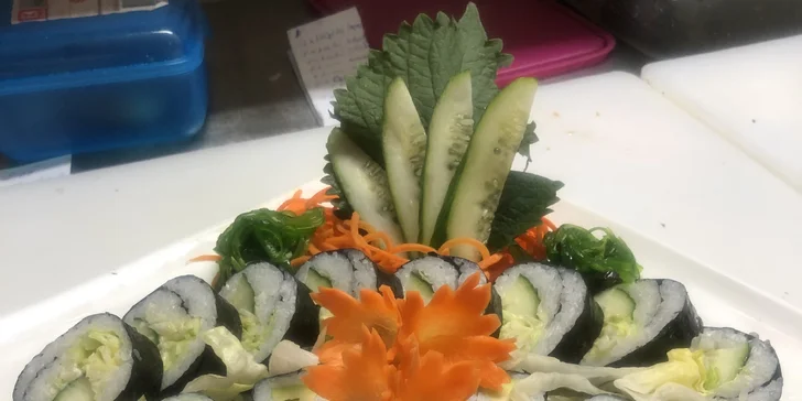Asijská hostina: 24–42 ks sushi s lososem i krabem a krevetami či vegetariánský set